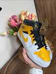 Buty Nike Air Jordan 1 Mid University Gold GS żółte unisex 40