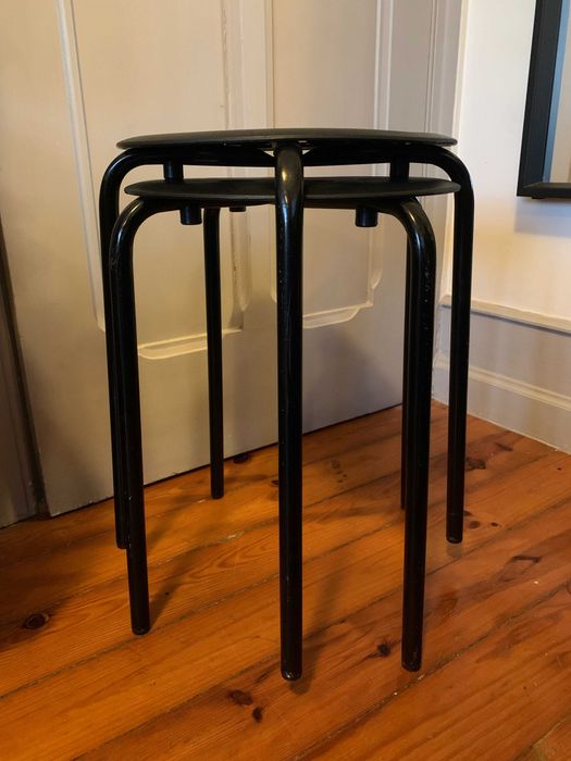 Cinco bancos pretos Ikea