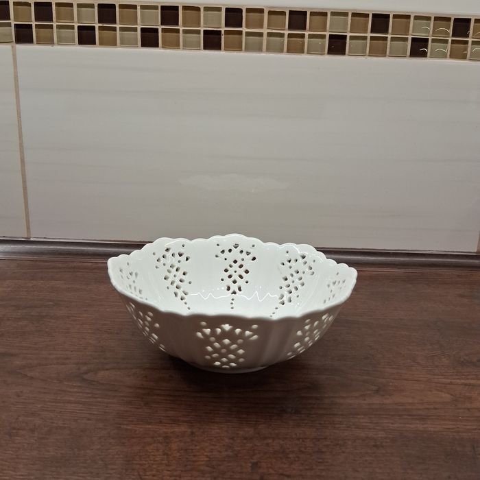 Home and you biała porcelanowa miska z ażurami owocarka