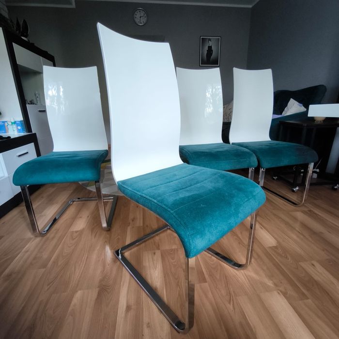 Biały stół z 4 krzesłami