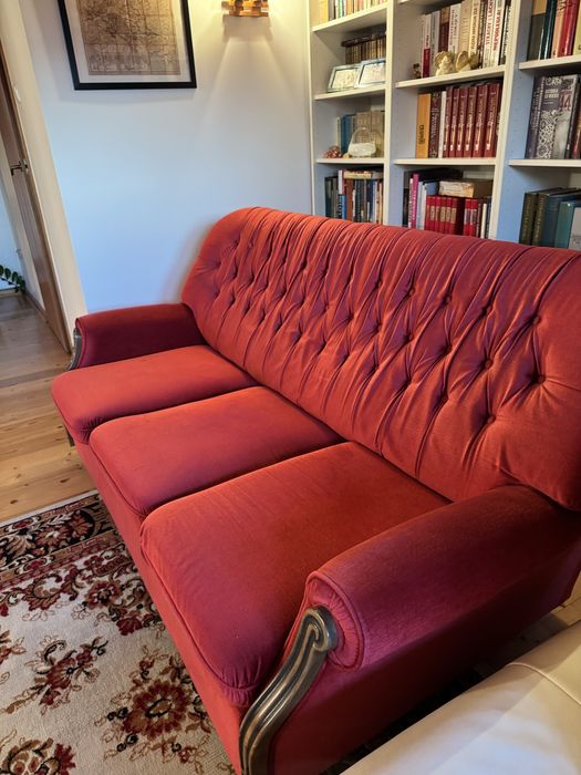 Elegancki komplet kanap czerwonych welurowych w stylu Chesterfield