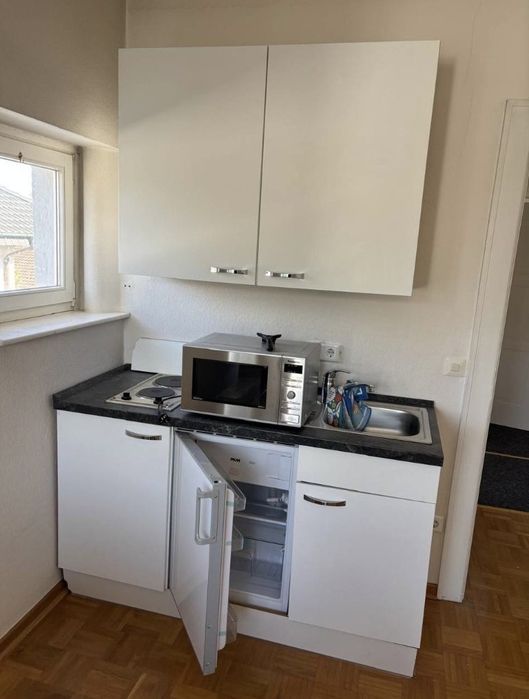 Кухня повність облаштована технікою.