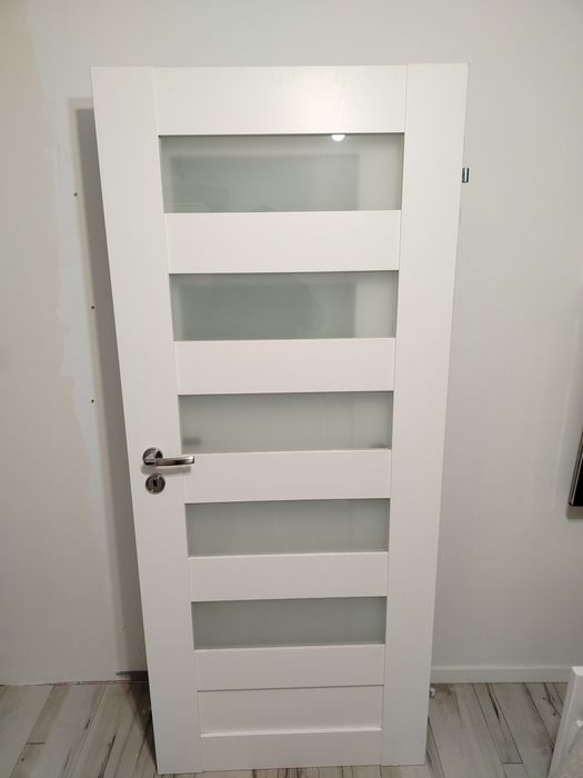 Sprzedam białe drzwi.