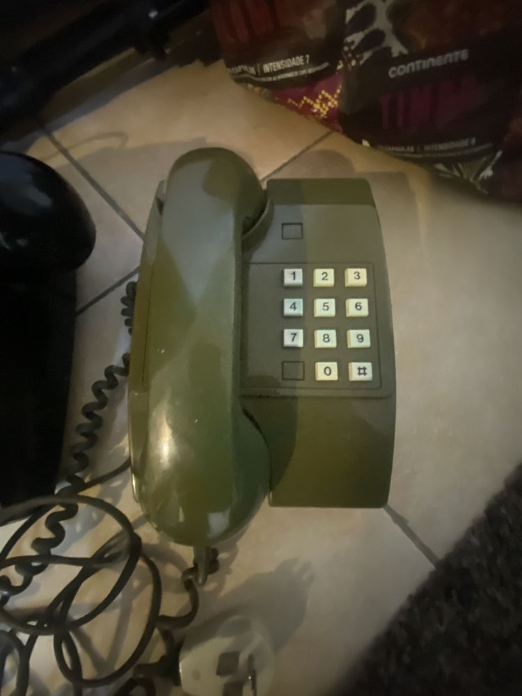 Dois telefones antigos a funcionar bem 20euros os dois