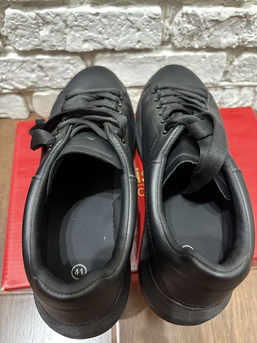 Кросівки жіночі