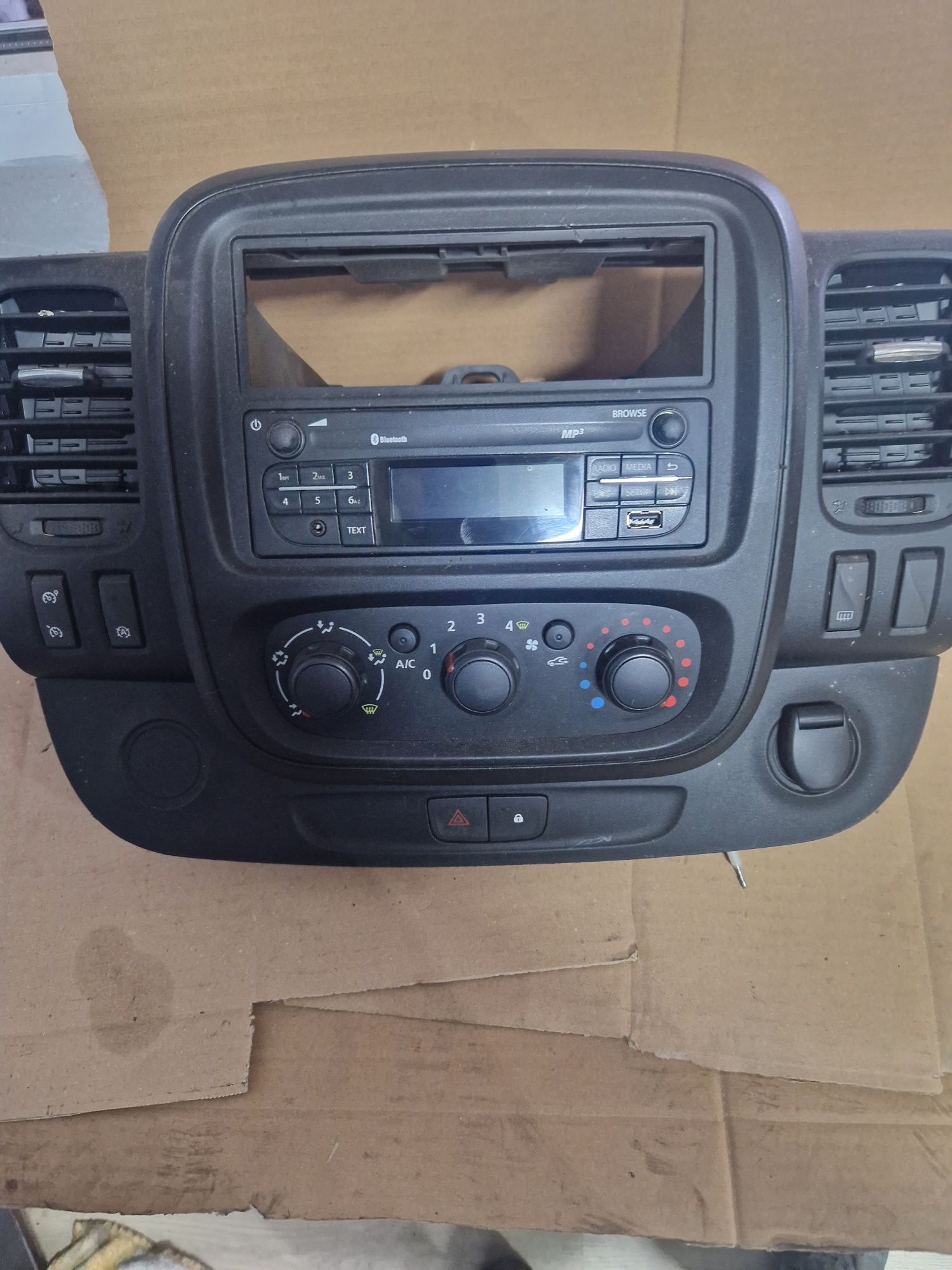 Panel klimatyzacja radio ramka Vivaro B trafic 3 nissan nv300