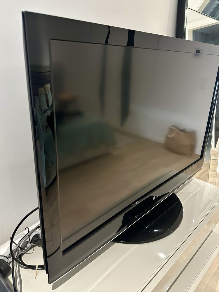 TV LCD 42” marca LG - com base giratória - Otimo estado