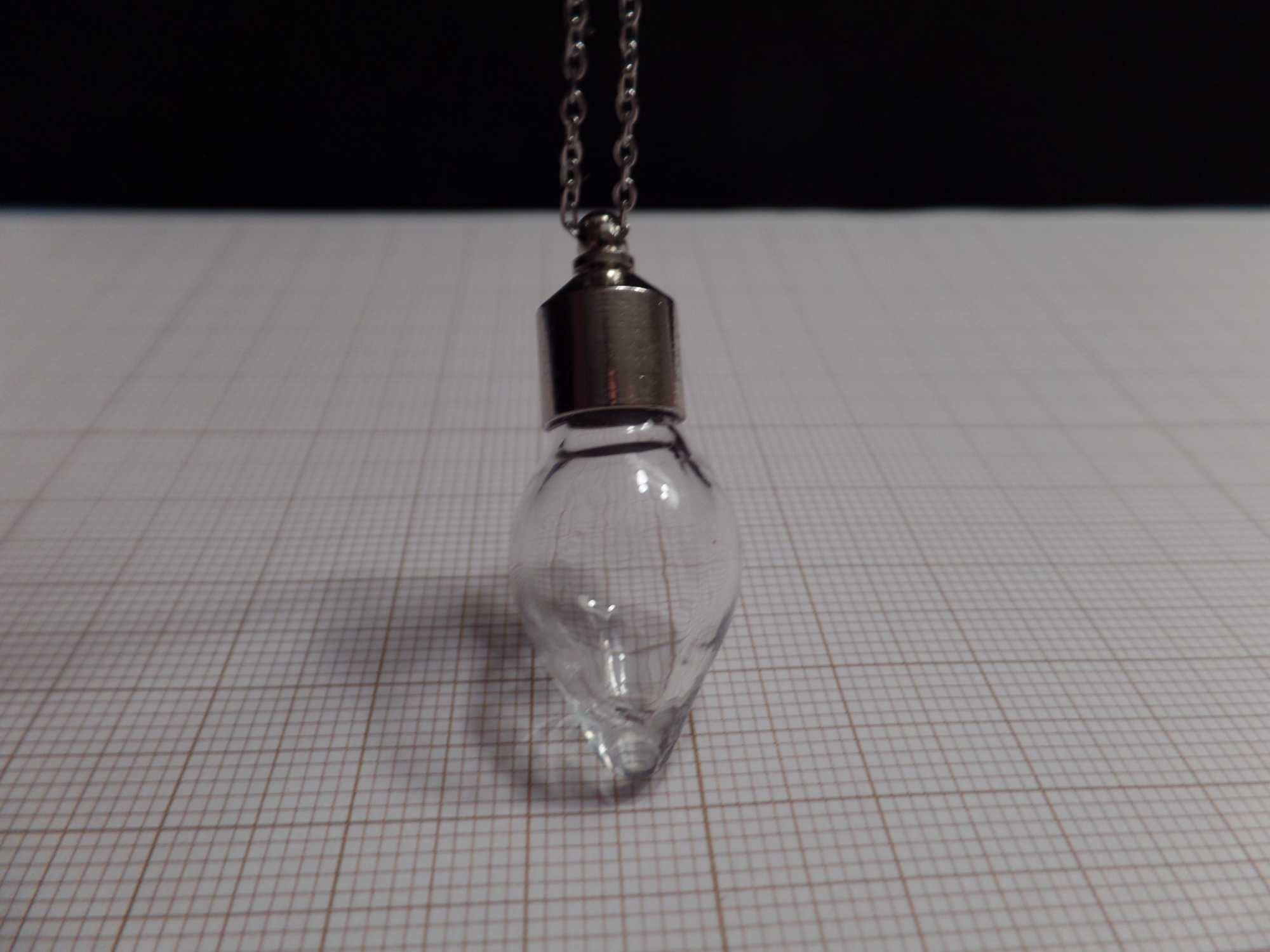 Colar com frasco em vidro formato de Lágrima (V63)