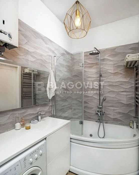 2-кімнатна сталінка 56 м² біля метро | Цегла, високі стелі, ремонт