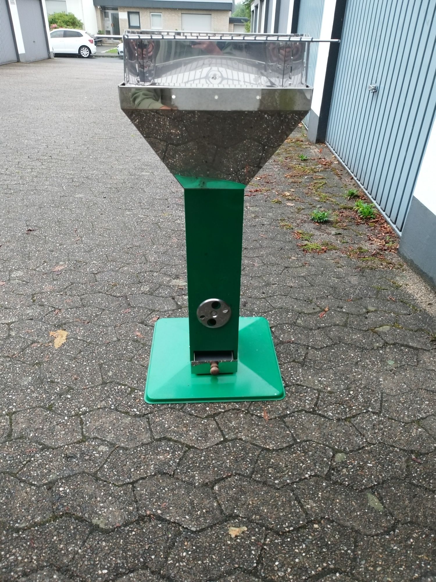 Grill węglowy wolnostojący