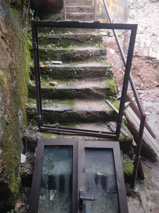 Janela de alumúnio, vidro simples, com: 88cm e alt: 105 cm, com aros