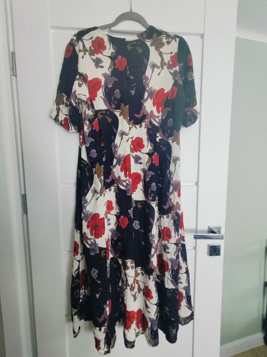 Kolorowa sukienka midi na guziki