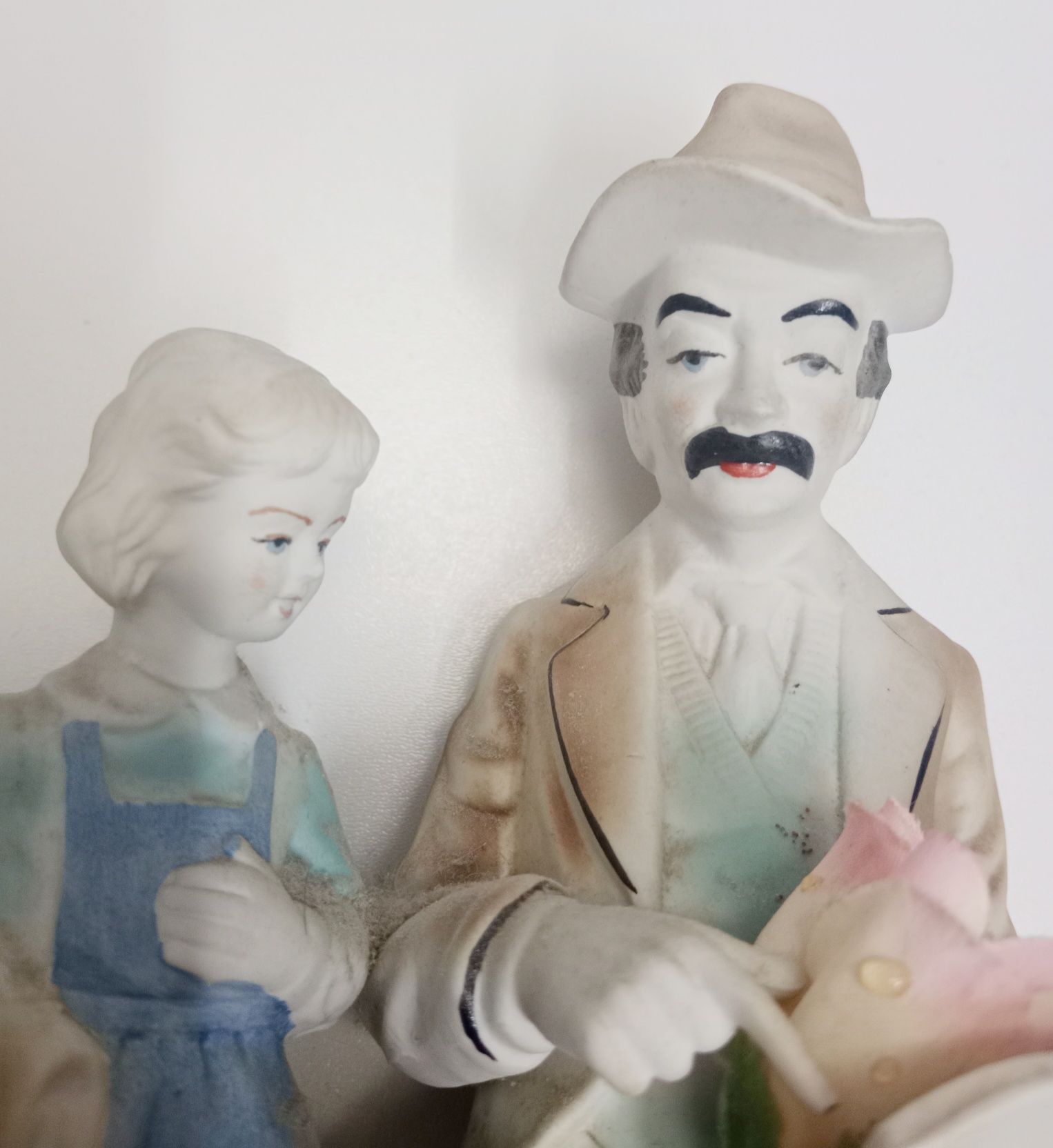Figurka porcelanowa. Mężczyzna z dziewczynką. Z czasów PRL-u