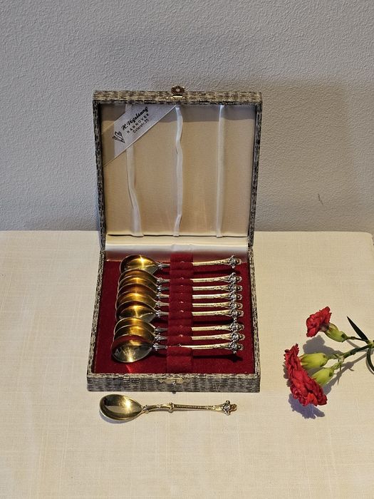 Dziesięć złoconych łyżeczek ze srebra próby 800