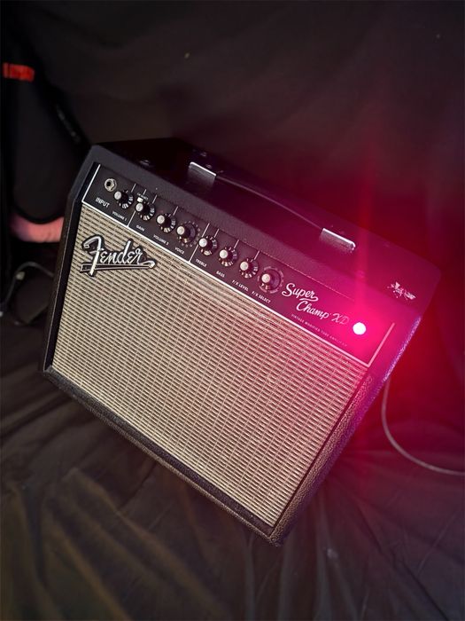 Amplificador Válvulas Fender Superchamp XD + pedal