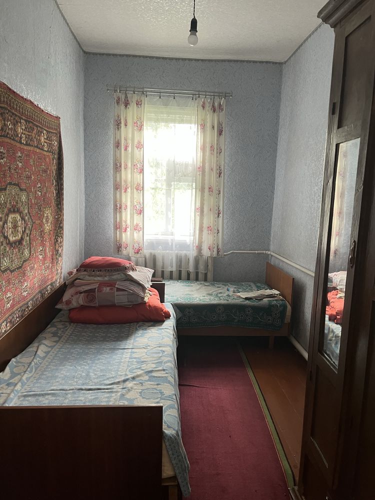 Продам 2/3 будинку в селі Ревне