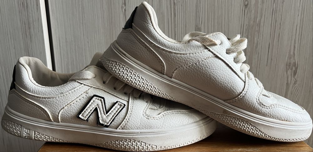Продам жіночі кеди new balance в гарному стані
