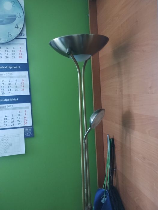 Lampa stojąca w kolorze srebrnym