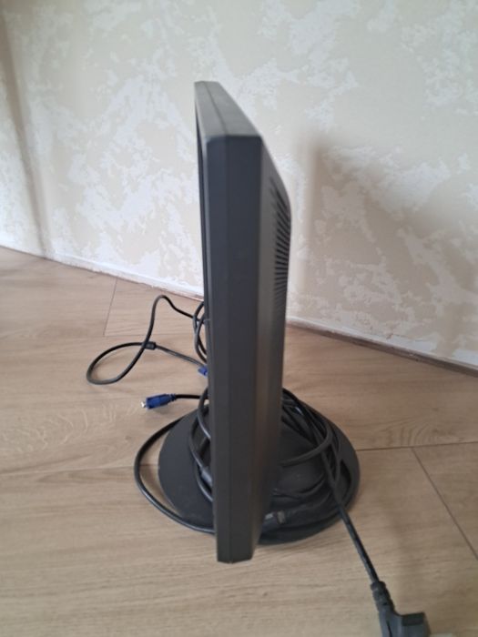 Комп’ютерний монітор LG Flatron L1751SQ-BN.