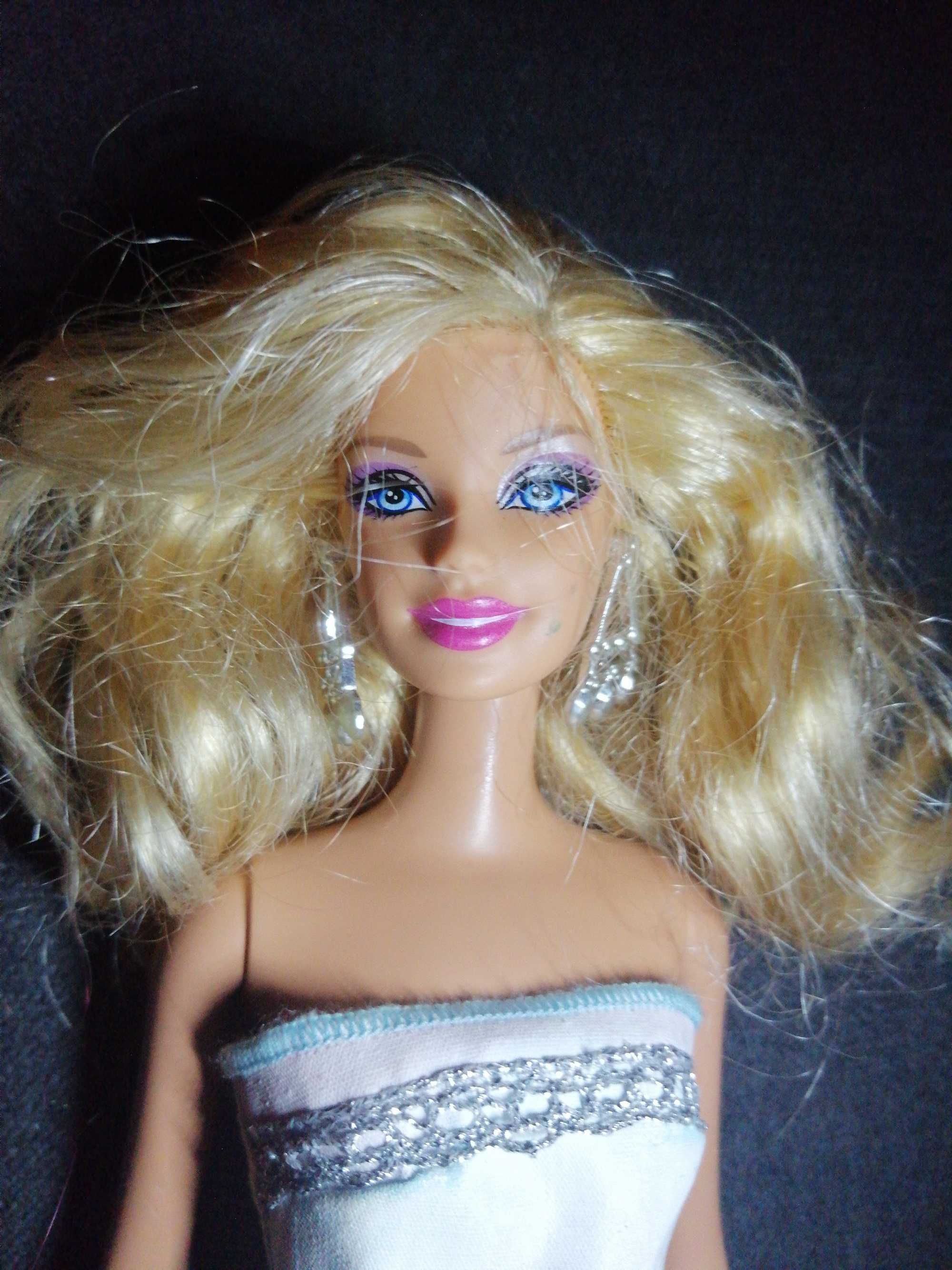 lalka Barbie ze zmieniającą kolor sukienką
