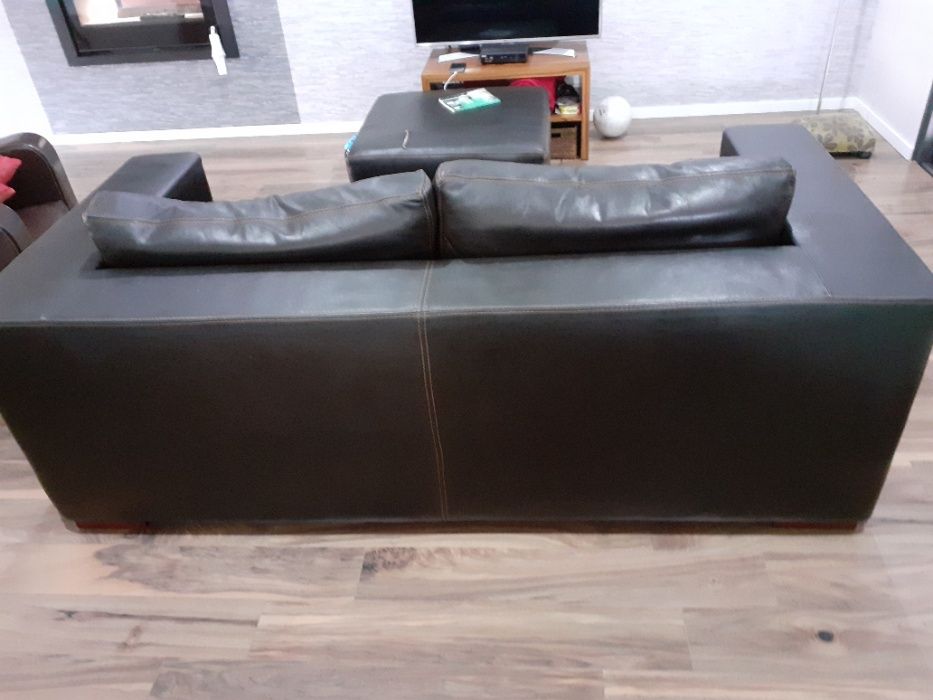 Sofá de 2 ou 3 lugares em pele castanha + complemento chaise longue