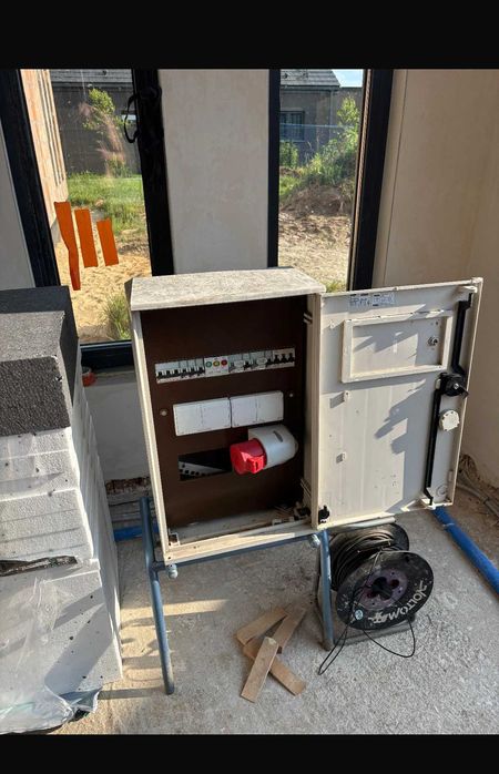 Skrzynka elektryczna budowlana