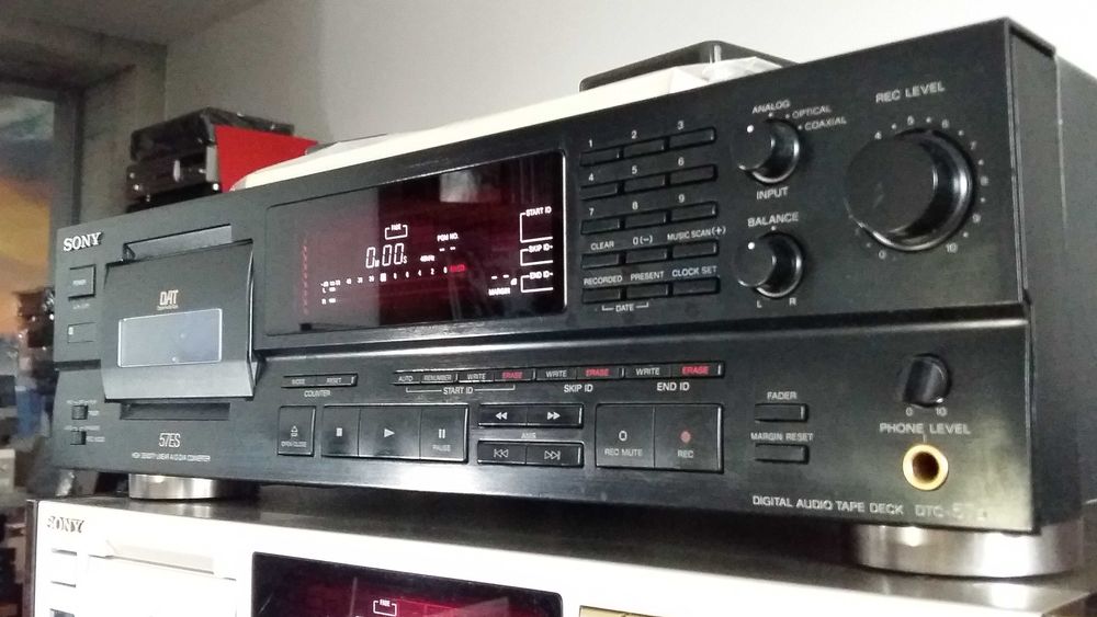 Magnetofon cyfrowy DAT Sony DTC-57ES