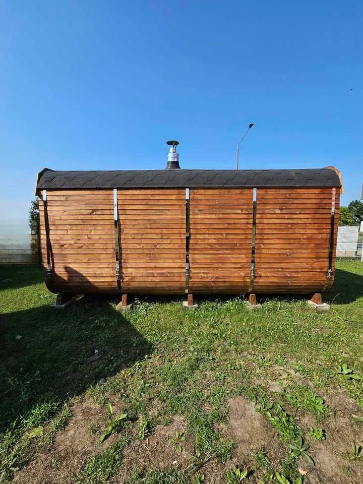Sauna z piecem opalanym drewnem panorama oświetlenie przebieralnia