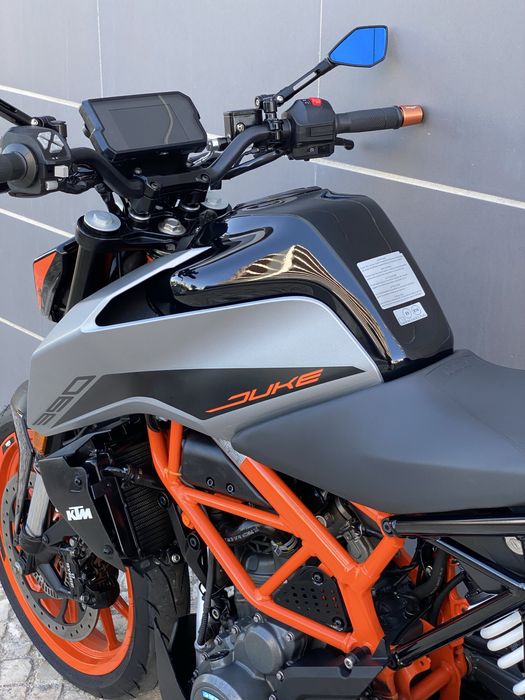 KTM Duke 390.