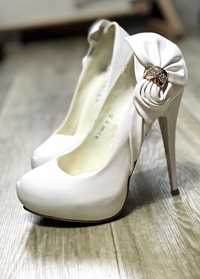 Красиві білі туфлі