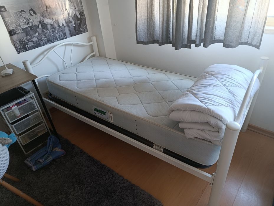 2 camas de solteiro (beliche) com estrado. Sem colchão.