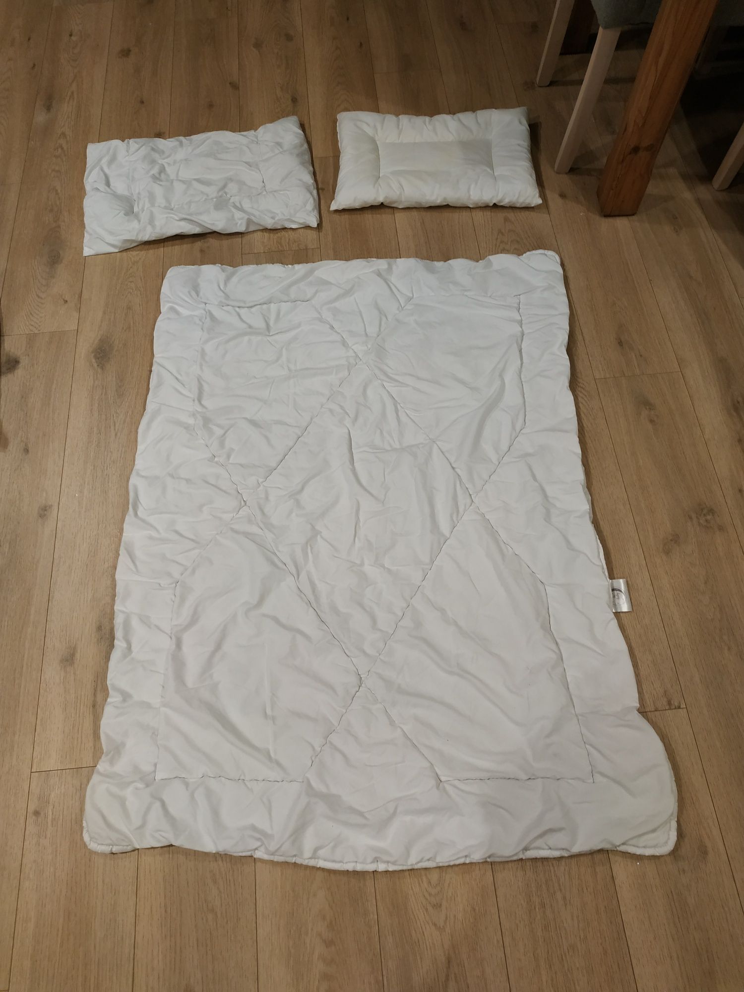 Kołdra, 2 poduszki, poszewki, osłona na łóżeczko