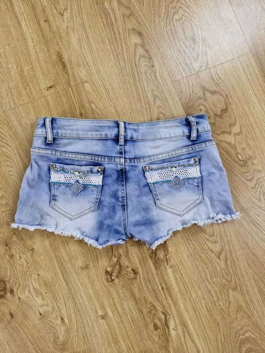 krótkie spodenki dżinsowe z przetarciami i zdobieniami