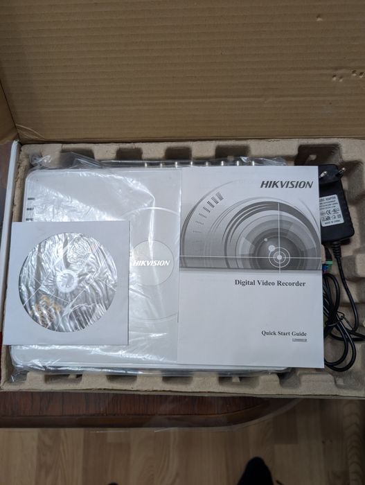 Відеореєстратор Hikvision DS-7100 Series та  4 камери