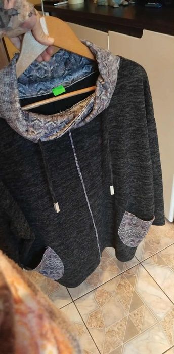 Bluza sweterek z dlukszym kołnierzem