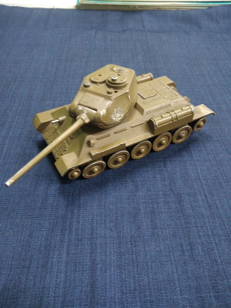 Модель танк т-34-85, в масштабе 1 :43 хаки