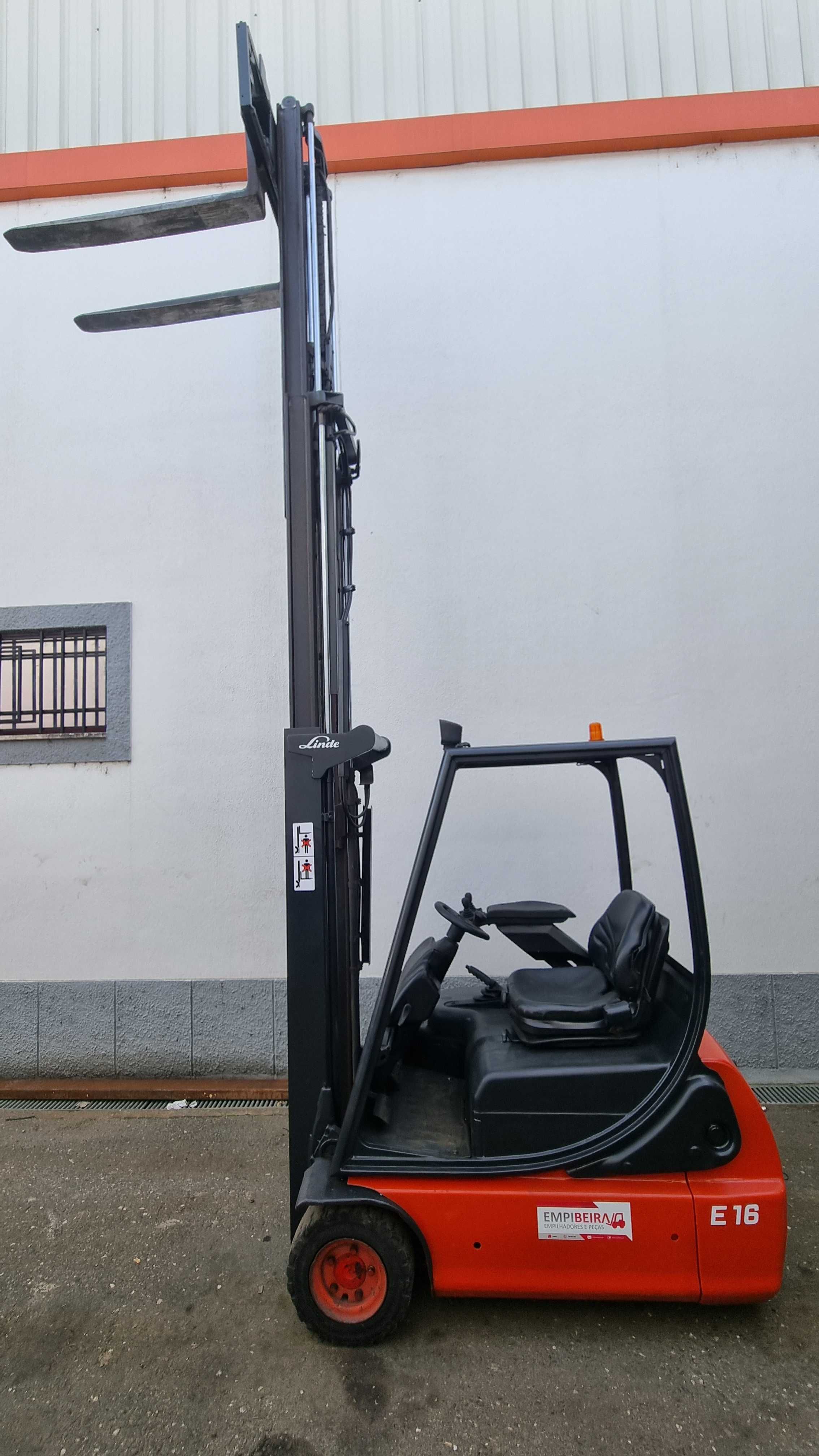 Empilhador Elétrico 1600kg deslocamento de garfos - LINDE E16 5,5m