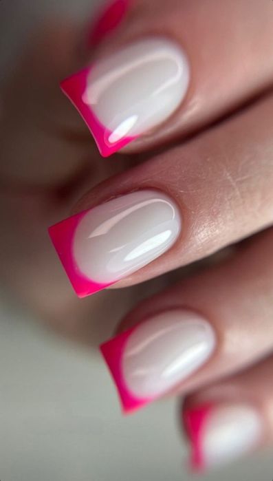 Манікюр, педикюр, нарощування нігтів.