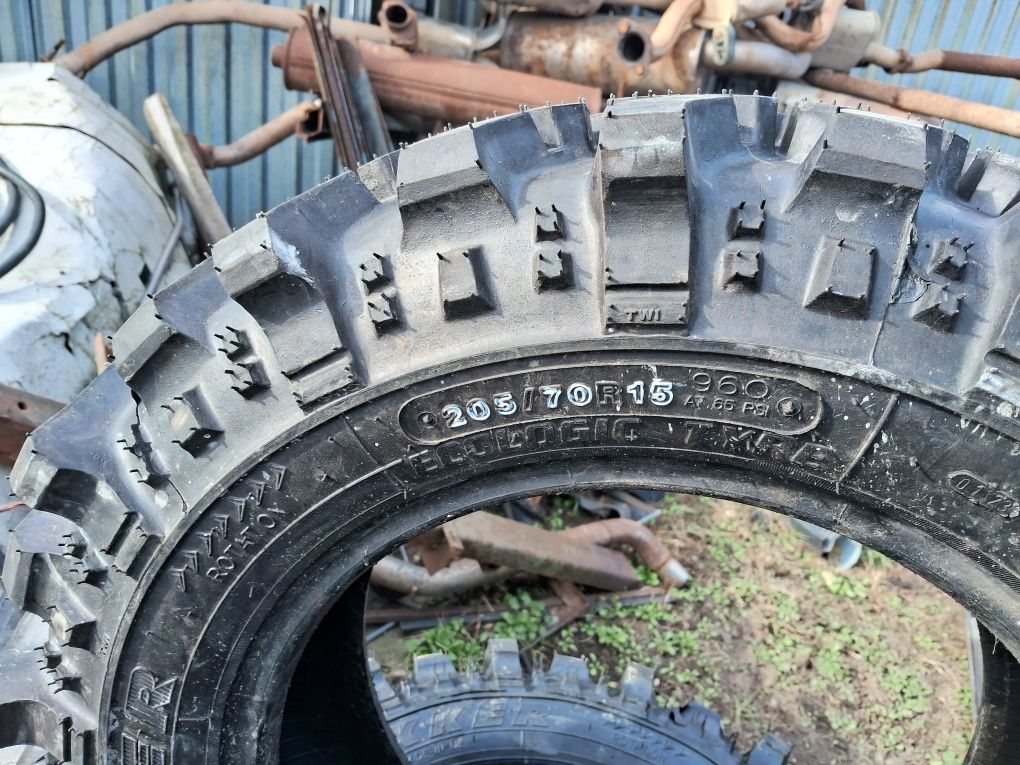 Продам Нову Болотяну резину(Наварка)Equipe Treeker205/70r15 2шт остато