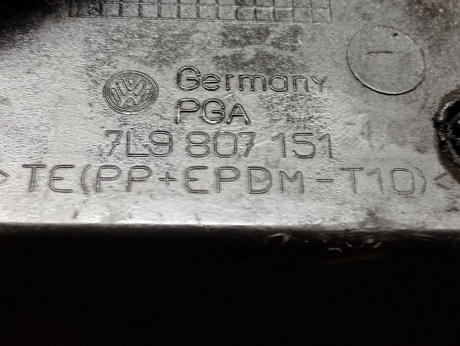 Tuareg Накладка спойлера заднього бампера нижня Туарег Розборка