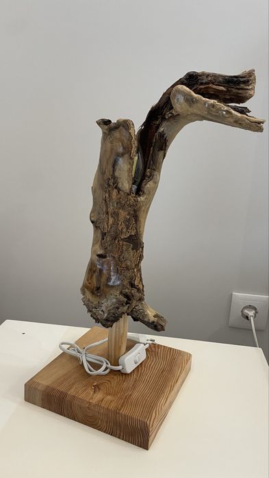 Candeeiro de madeira feito à mão