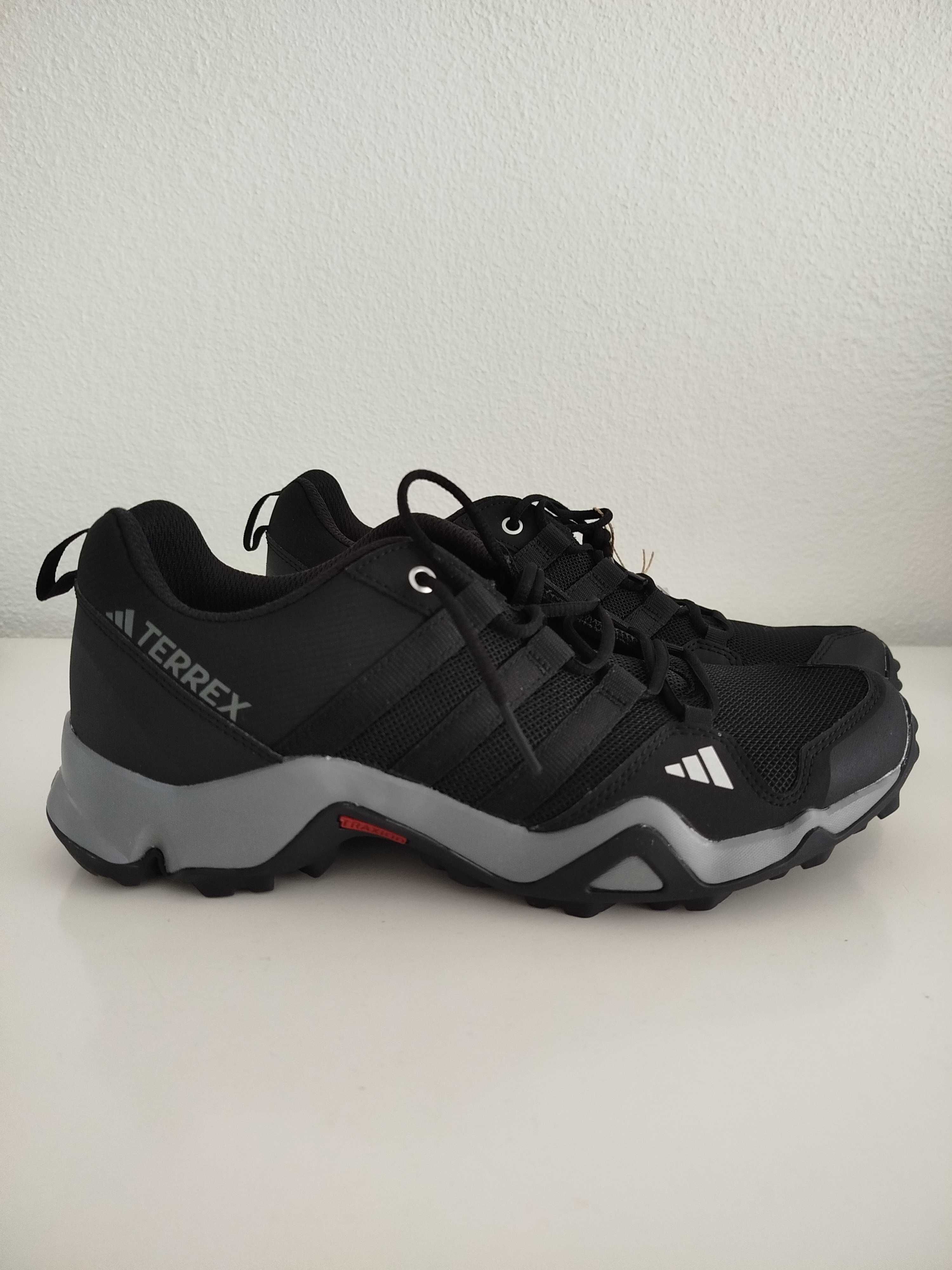 Tênis ADIDAS TERREX 39 1/3 novos e