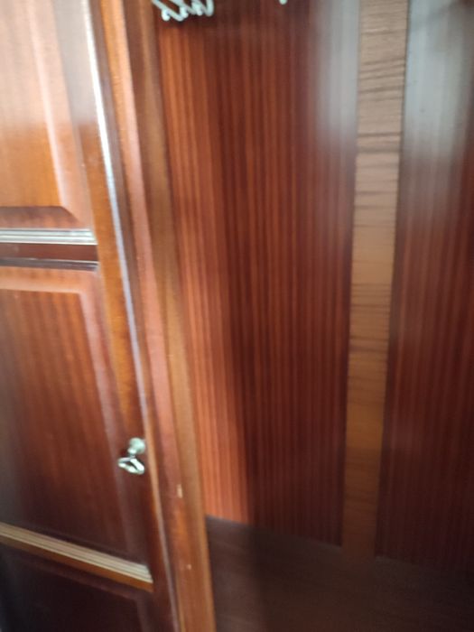 Roupeiro em mogno três portas