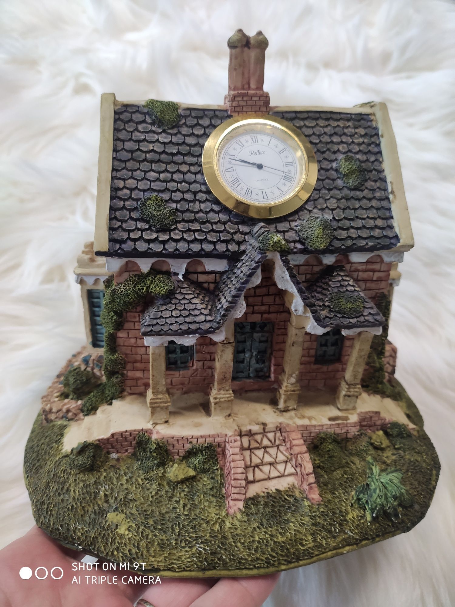 Figurka domku z zegarem