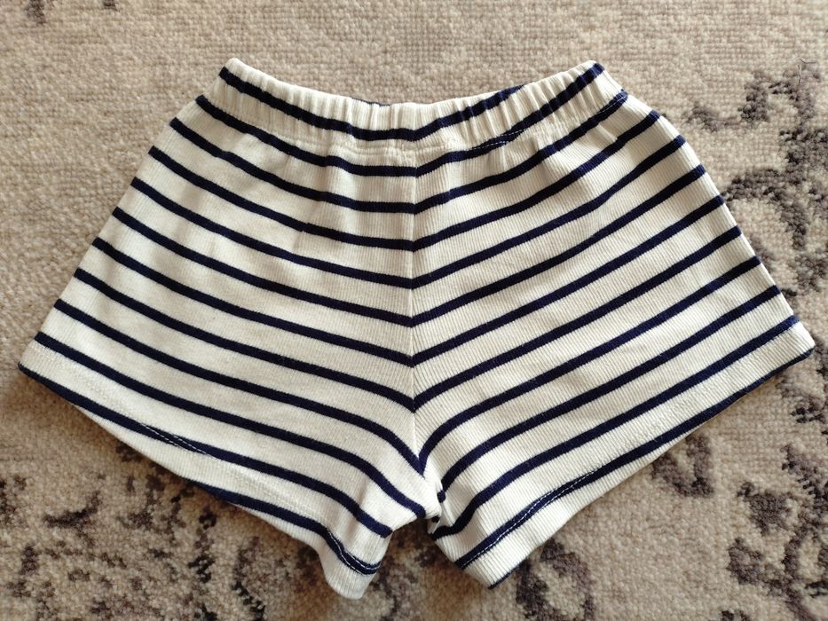 Jasnobeżowe szorty w granatowe paski ZARA 92