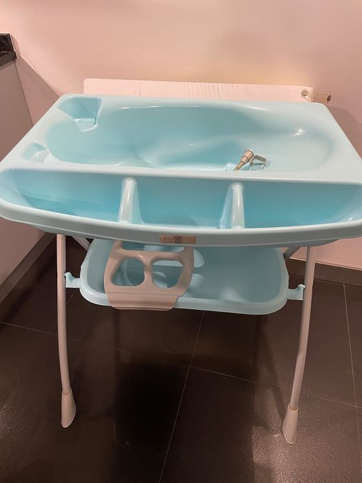 Banheira de banho com muda fraldas para bebé