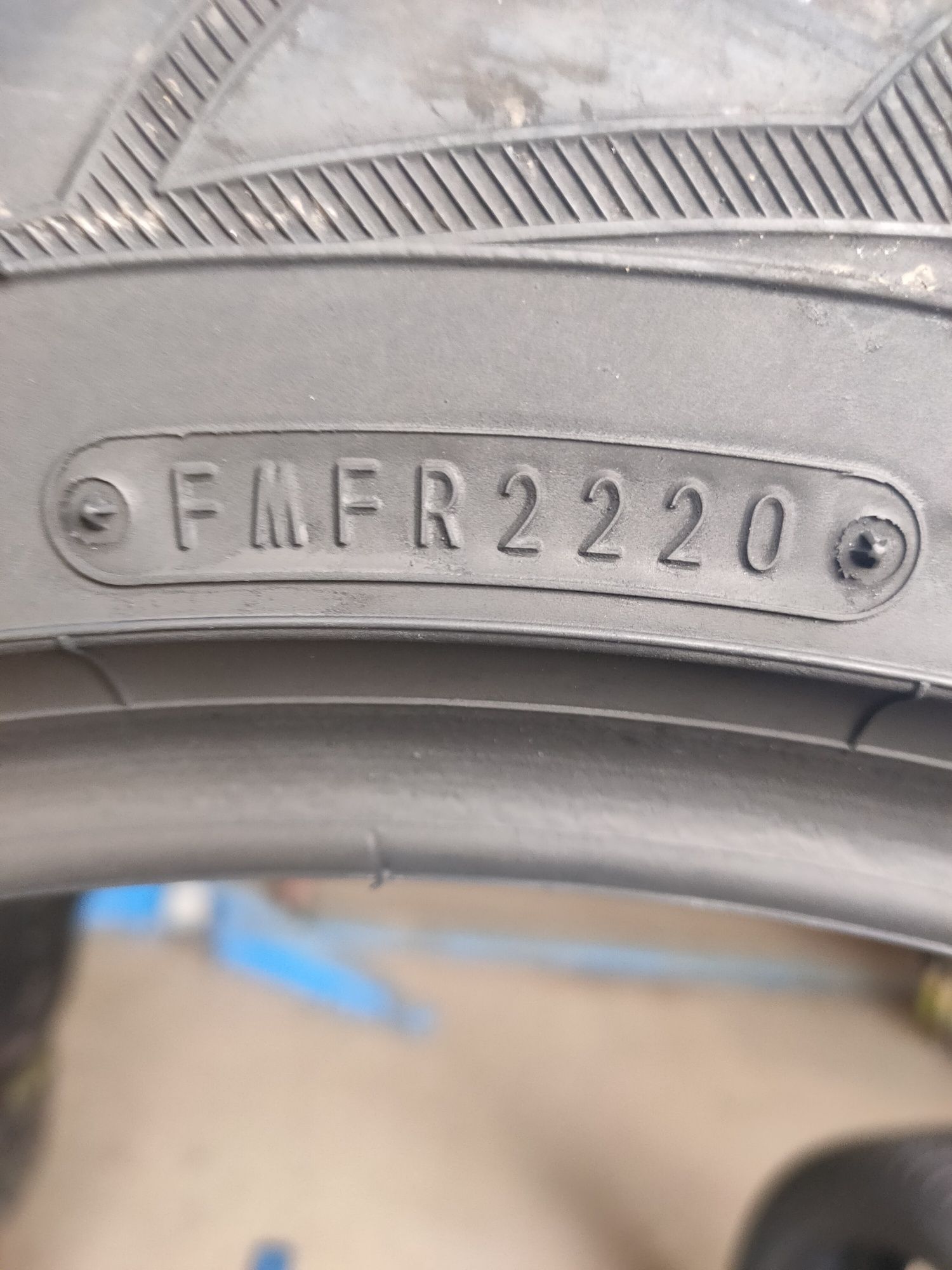 235/235r18 Falken EuroWinter HS01 z 2020r około 7mm