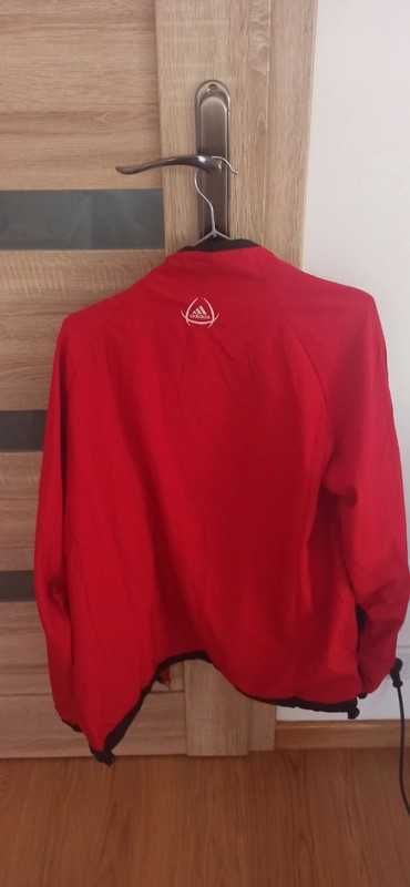 Czerwona bluza na suwak Adidas w rozmiarze L