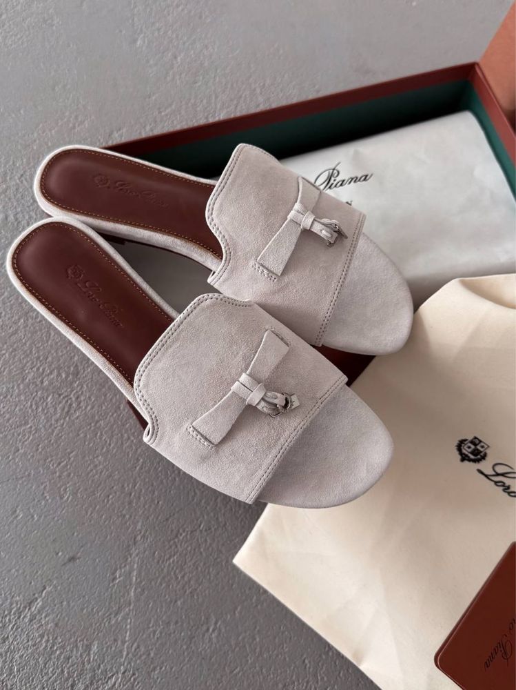 Klapki Loro Piana charms light beige