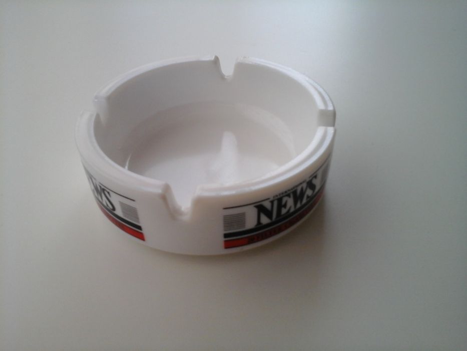 Cinzeiro em vidro com publicidade à News International